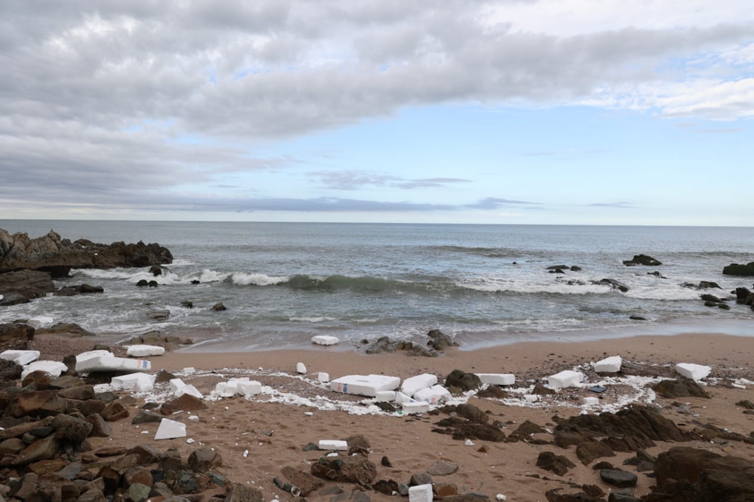 Nadie para la contaminación por unicel en playas y lagunas de Mazatlán